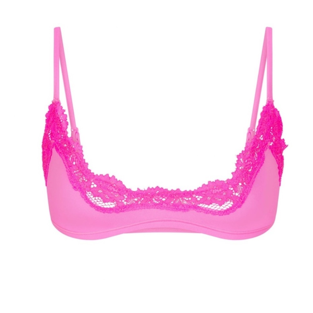 SKIMS Fits Everybody Lace Bralette in Taffy Tonal